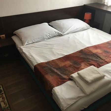 Harrys City Motel Комарно Екстер'єр фото