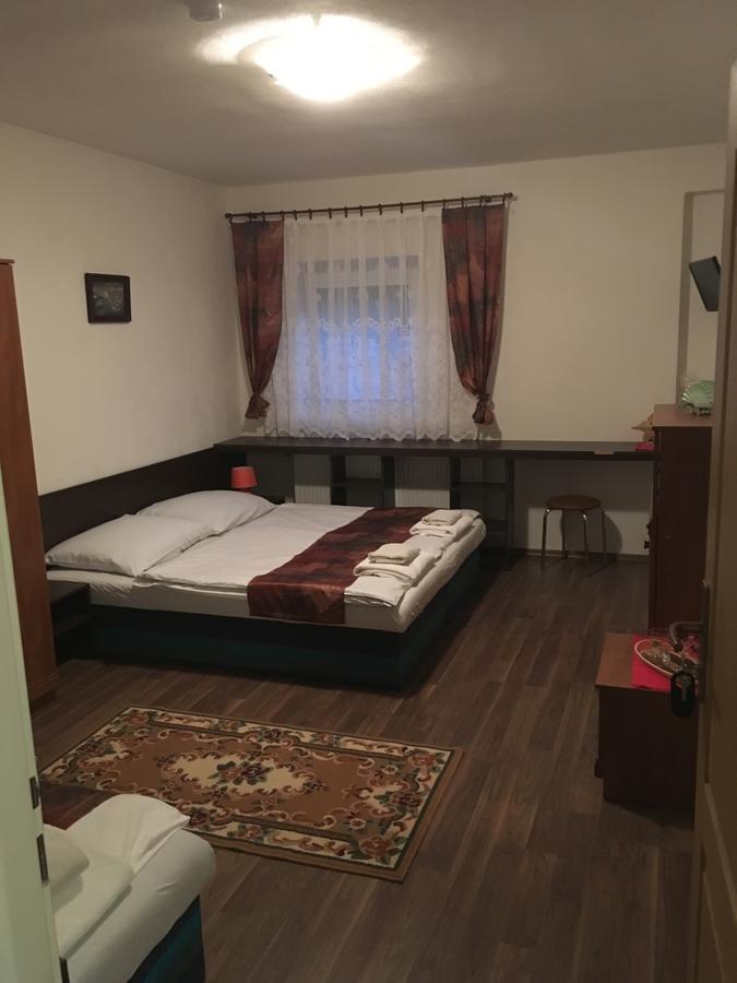 Harrys City Motel Комарно Екстер'єр фото