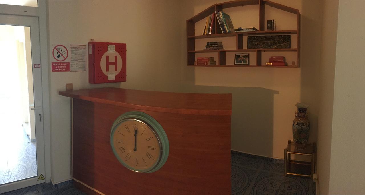 Harrys City Motel Комарно Екстер'єр фото