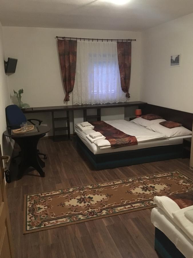 Harrys City Motel Комарно Екстер'єр фото