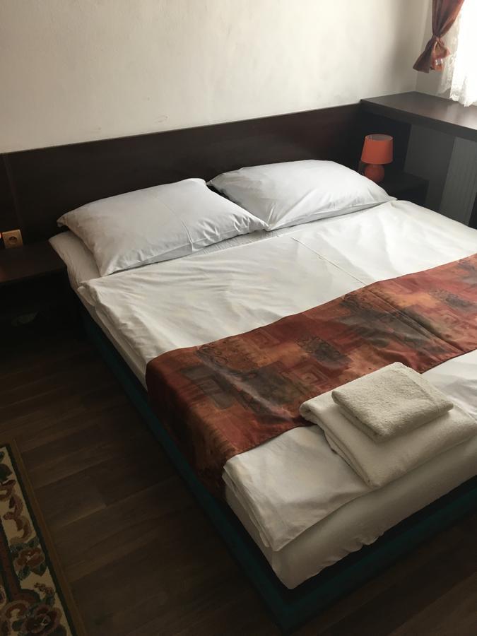 Harrys City Motel Комарно Екстер'єр фото