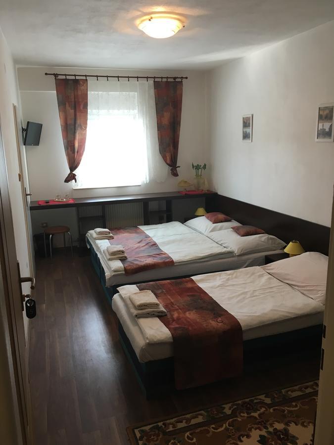 Harrys City Motel Комарно Екстер'єр фото