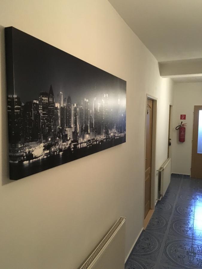 Harrys City Motel Комарно Екстер'єр фото